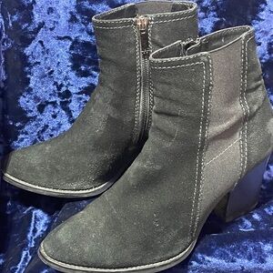 Aquatalia Stylish Black Suede Ankle Boots size 8.5